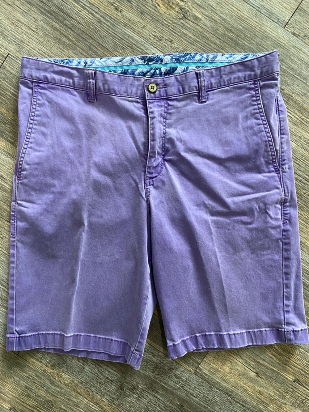 Tommy Bahama Boracay Men's Chino Shorts Size 34 Purple 10” Inseam Vacation Yacht